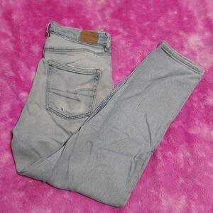 American Eagle  Women's Size 6 Reg Mom Jeans Light Wash Stretch Distressed Denim
